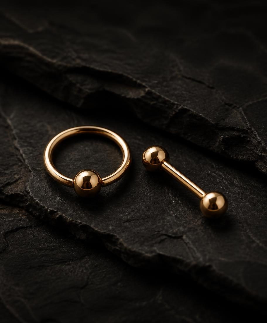 Goldschmuck auf schwarzem Schiefer